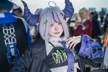 【コスプレ】地雷ストリートなミニスカ衣装が可愛すぎ！ホロライブ「ラプ様」の美女レイヤーは尊大な態度×ラブリーなポーズで魅せる【写真8枚】