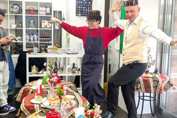 日本初？大阪にアゼルバイジャン・カフェ爆誕…万博スタッフが運営、踊ってオープン祝う