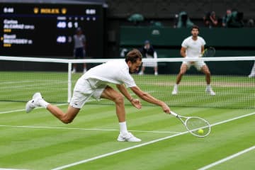 【テニスギア講座】ハード、クレー、砂入り人工芝…コートサーフェスの違いで何が変わる？ その特性を探る＜SMASH＞