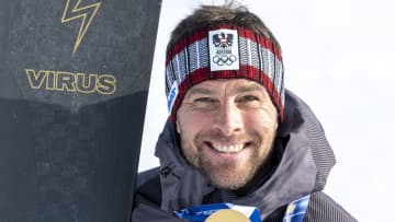 「雪山で上裸…」信じられない勝利の“喜び爆発”姿が話題！極寒で全身ダイブした金メダリストに「初めて見たw」【ミラノ・コルティナ五輪】