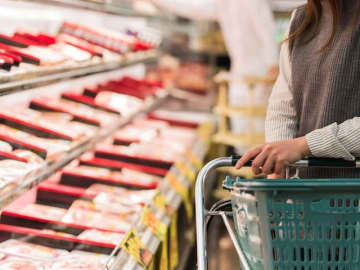 値段を見て「そっと棚に戻しました」世帯年収600万円・34歳女性が物価高で“やむなく断念”したもの…