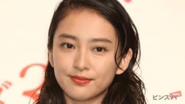 「旦那様が撮影されたんですか」武井咲、赤バーキン片手に夜散歩「佇まいまでも圧倒的に美しい」