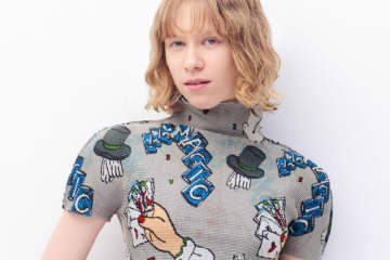 ミー イッセイ ミヤケ“手品の道具”柄トップ、トランプ＆シルクハットを