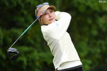 タイに滞在する金田久美子がミニスカ、ノースリーブ姿で美しいスイング