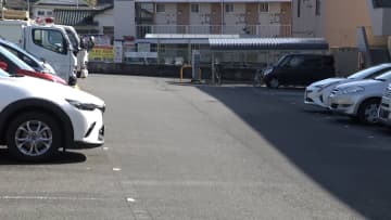 駐車場で男性襲われ現金約700万円入ったバッグ奪われる　犯人は逃走中　頭から血を流し病院搬送　川崎市