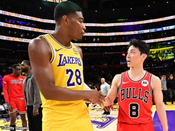 八村塁と河村勇輝が“NBA日本人対決”後にユニフォーム交換…名門の一員