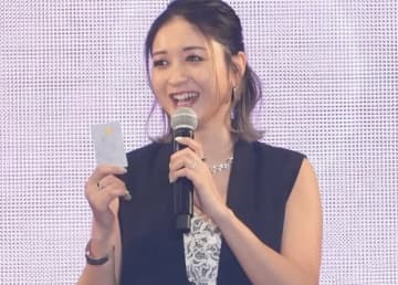 第1子妊娠発表したみちょぱ、ゆったりワンピース姿で登場！妊娠中の“変化”明かす