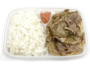 豚の炙り焼きをメインに、スパゲティも盛付けたワンコイン以下のお弁当! セブン‐イレブンが「旨塩ダレで食べる豚の炙り焼き弁当」を発売