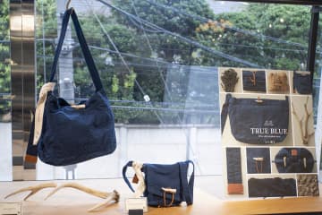 吉田カバン、ラゲッジ レーベルから“土に還る”バッグ「TRUE BLUE」