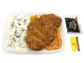 大きな厚切りロースとんかつ、ナポリタン、ご飯で941kcalのとんかつ弁当! セブン‐イレブンが「豚ロースとんかつ弁当」を発売