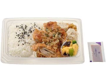 香味揚げ鶏、しゅうまい、塩焼きそば、ザーサイを詰め合わせた! セブン‐イレブンが「香味揚げ鶏としゅうまいの中華幕の内」を発売