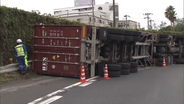 「トレーラーがカーブで横転」東関東自動車道でトレーラーが曲がる際にバランス崩したか…運転手の50代男性が軽いけが