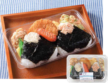 2種のおにぎりとコロッケ・唐揚・磯辺揚・玉子焼・ウインナー・沢庵の手軽に食べられるセットが税込397円! ローソンが「おにぎりおかずセット(シーチキンマヨネーズ・鮭)」を発売