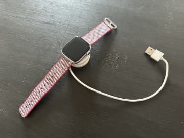 【いつモノコト】Apple Watchのうっかり充電切れに　巻き取り充電器を愛用中