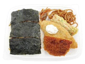 旨みのあるおかか昆布煮をご飯に盛付け、人気のおかずを組み合わせて税込496円! セブン‐イレブンが「おかか昆布の海苔弁当」を本日8日(火)発売