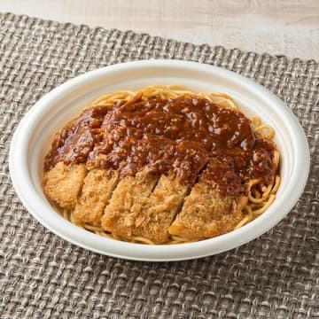 パスタにトンカツをのせてミートソースをかけた! ファミリーマートが「トンカツ&ミートソーススパゲティ」を北海道で発売
