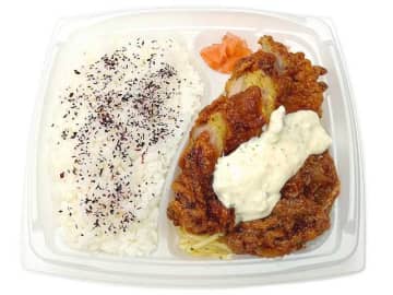 濃厚タルタルのチキン南蛮と、甘辛い焼肉ダレの牛焼肉のボリュームある組み合わせ! セブン‐イレブンが「牛焼肉＆チキン南蛮弁当」を発売