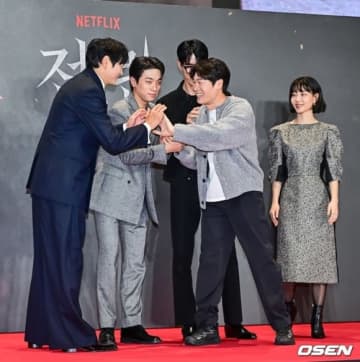 【PHOTO】カン・ドンウォン＆パク・ジョンミンら、Netflix映画「戦と乱」ショーケースに出席