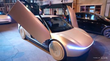 テスラ、450万円の完全自動運転車「サイバーキャブ」 26年発売