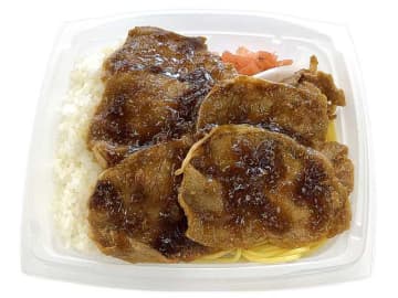 甘辛味付けと生姜の風味を楽しめる豚ロース生姜焼が大盛でご飯にはみ出してる! セブン‐イレブンが「おかず大盛り 豚ロース生姜焼き弁当」を本日15日(火)発売