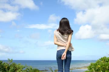 空を見て感傷にふけりたくなる？　「気分転換に最適」との意見も　気持ちが沈んだときに空を見て、感傷にふける人がいる。一方で気持ちに余裕がなくて、空を見ない人も。