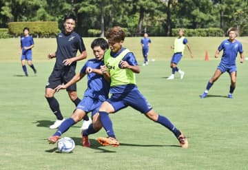 最終節に向けて練習を重ねる福井ユナイテッドFCの選手たち=福井県坂井市のテクノポート福井総合公園芝生広場
