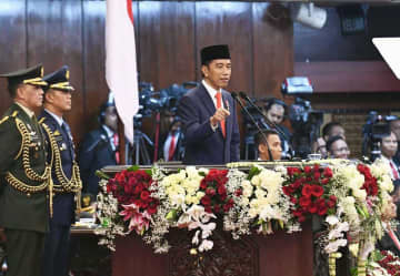 就任宣誓式で演説するインドネシアのジョコ大統領=20日、ジャカルタ(大統領府提供・共同)