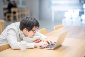 イートインスペースで…　高収入層ほどマクドナルドで勉強したことがある？　学生時代、どんな場所で勉強していただろうか。