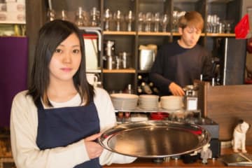 笑顔の接客で割増？　10代女性はスタバの店員に「美男美女が多い」　全国にあるスターバックス。店員に美男美女が多いと感じる人はどのくらいいるのだろう。