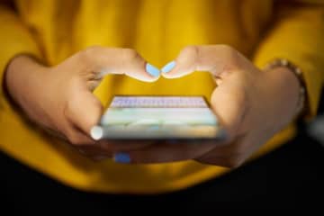 芸能人のSNSについてどう思う？　6割が「もっと慎重に使ったほうが…」　 気軽な発言が一転、「炎上」を招くこともあるのだ…