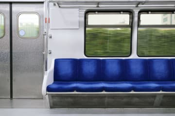 「優先座席なので座らないで」　座ろうとした人が受けた注意はどちらが正しい？　朝のラッシュ時に優先席に座ろうと下人からの疑問。なんでも座ろうとしたら注意されてしまったようだが…