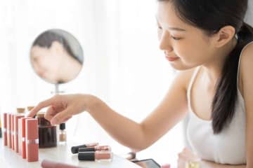 メイクをするとテンションが上がる女性　一方で面倒だと思っている人も…　メイクすれば自分がきれいになるため、テンションが上がる人もいるだろう。しかし一方では、面倒だと思っている人も。