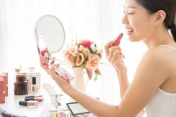 コストはかかるが…　バブル世代はメイクの流行を追う人が高い傾向か　流行りのあるメイク。チェックしている女性も多いと思われるが、追うのはなかなか難しいように感じる…。