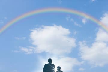 虹を見るとうれしい気持ちになる 女性はインスタ映え狙いで 雨上がりの空を見上げると 虹がかかっているときがある 虹を見れたときには うれしく思う人も多いだろう チバテレ プラス