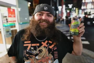 ストロングゼロを初めて飲んだアメリカ人、あまりの衝撃にフリーズする　日本のリアルに触れる酒？　ストロングゼロをアメリカ人が体験