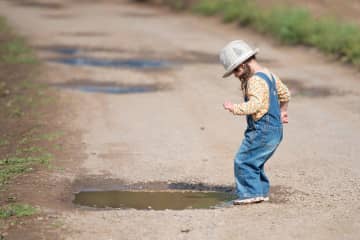 ストレス解消になるの？　女性が水たまりをわざと踏む理由とは　水たまりを踏むと、自分が濡れる確率が高くなる。それでも水たまりを、わざと踏む人がいるようだ。