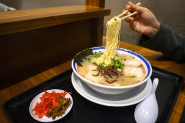 ラーメンをすするのは賛成でも限度アリ？　「汁が飛び散る」「音が大きすぎ」　ラーメンをすすって食べる。肯定的な人は多いが限度もあるようだ。