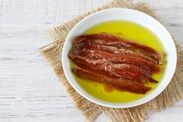 違いは明確！　5割がアンチョビとオイルサーディンの「区別つかない」　似た食感のアンチョビとオイルサーディン。違いを知っている人はどのくらいいるのだろう？