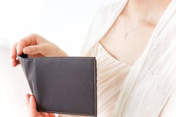 果物からスマホの充電ケーブルまで…　安物を買って後悔した体験談　買い物をするときに、できるだけ安いものを購入したいと思う人も多いだろう。しかし安くて質が悪いものも…