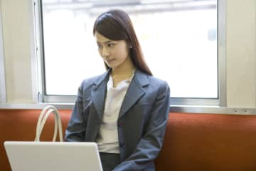 「電車内のPC利用を禁止にしてほしい」　マナー以上に気をつけたいポイントとは　「電車内のPC利用を禁止にしてほしい」と訴える投稿者。何に気をつけた方が良いのか。