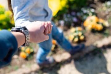 精神的にも経済的にも自立が必要？　親離れできている人は約半数と判明　大事な人生の決断を自分でせず、親の言う通りに生きる人も…