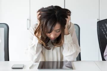常に悩みを抱えている？　若い女性も年を重ねれば精神的に図太く　悩んでも仕方ないとわかっていながらも、小さいことを気にしてしまう人がいる。精神的に、疲弊しやすい性格といえる。