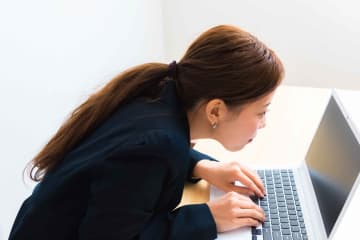 自分の姿勢は悪いと思う？　スマホやパソコンの長時間利用が要因か　スマホやパソコンなどの利用を続けると、姿勢が悪くなってしまう。しかしながら仕事などで、使わざるを得ない。