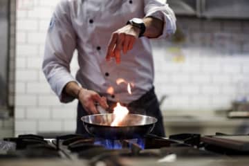 飲食店の調理場で見た信じられない光景　「やっちゃダメでしょ…」　飲食店で見た「信じられない調理風景」に注目が集まっている。