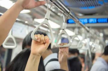 電車内の迷惑行為を注意した女性、周囲の言葉に「やるせない…」　人が多い空間ではトラブルが起こりやすく、ときには理不尽な言葉がかけられることも…。