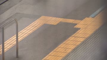 視覚障害男性ひかれ死亡 駅ホームから転落