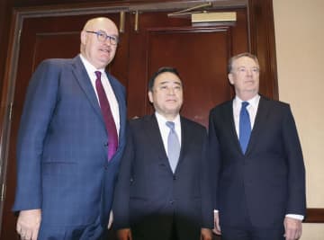 貿易相会合に出席した(左から)ホーガン欧州委員、梶山経産相、ライトハイザー米通商代表=14日、ワシントン(共同)