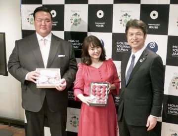 トークショー後に記念撮影に応じる、(左から)荒磯親方、磯山さやかさん、茨城県の大井川和彦知事=14日午後、東京都内
