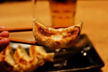 餃子とビールは文化です 東京発の人気店が札幌に上陸 肉汁