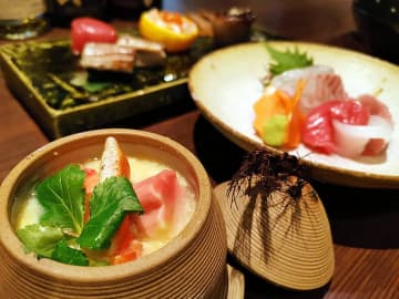 デフォルト設定＆未加工でひな祭りグルメがこんなにきれいに撮れた！ AIクワッドカメラ搭載スマホの実力